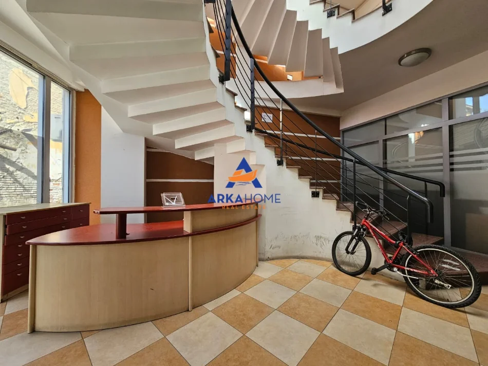 Tirane, jepet me qera zyre Kati 2, 72 m² 1.100 € 