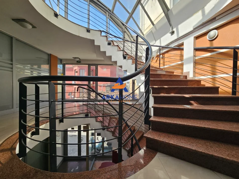 Tirane, jepet me qera zyre Kati 2, 72 m² 1.100 € 