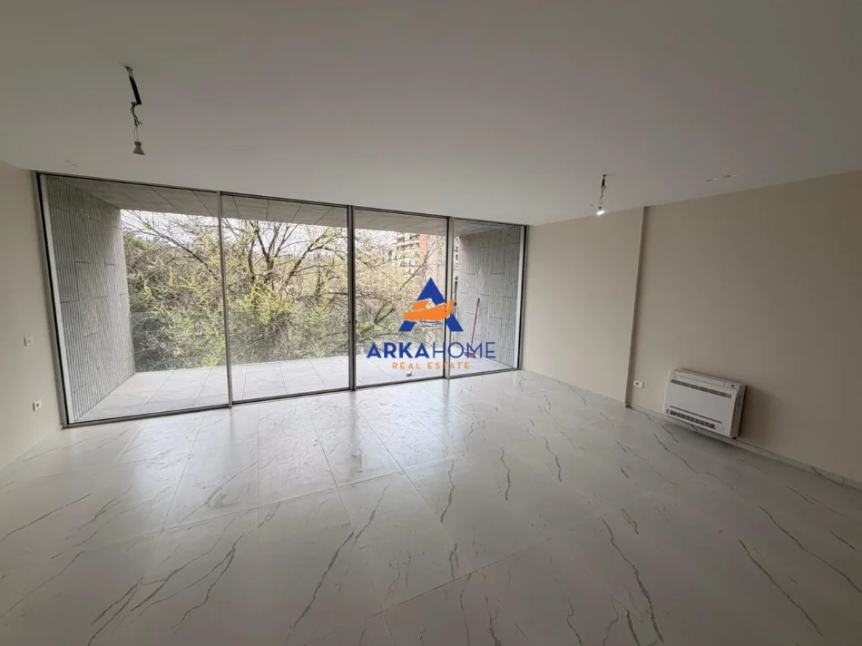 Tirane, jepet me qera apartament 3+1+Ballkon Kati 4, 211 m² 4.000 € 