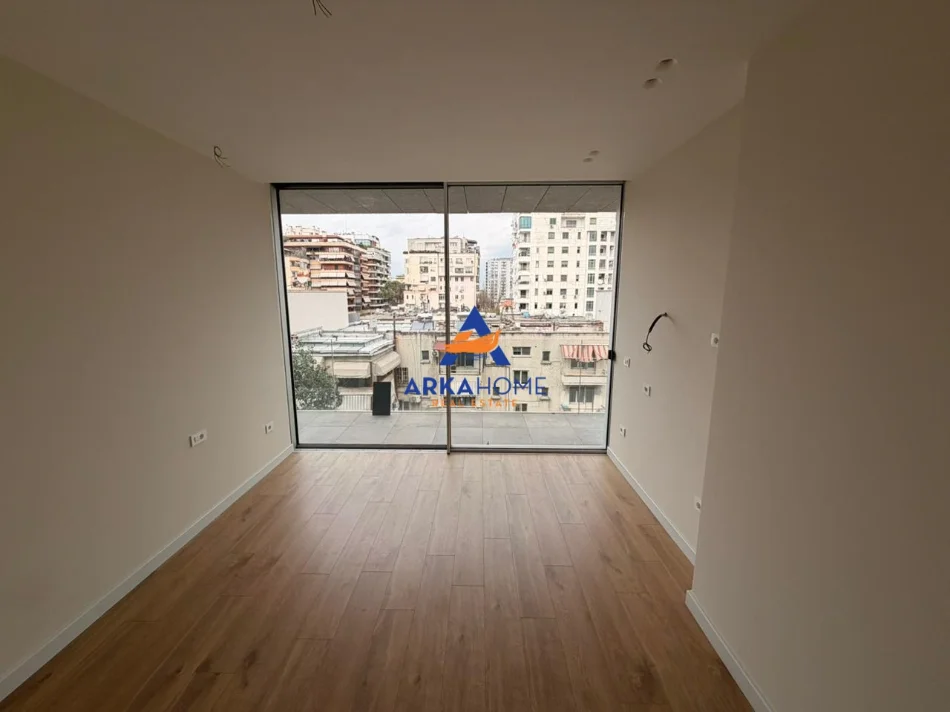 Tirane, jepet me qera apartament 3+1+Ballkon Kati 4, 211 m² 4.000 € 