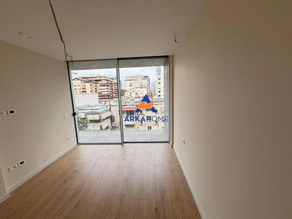 Tirane, jepet me qera apartament 3+1+Ballkon Kati 4, 211 m² 4.000 € 