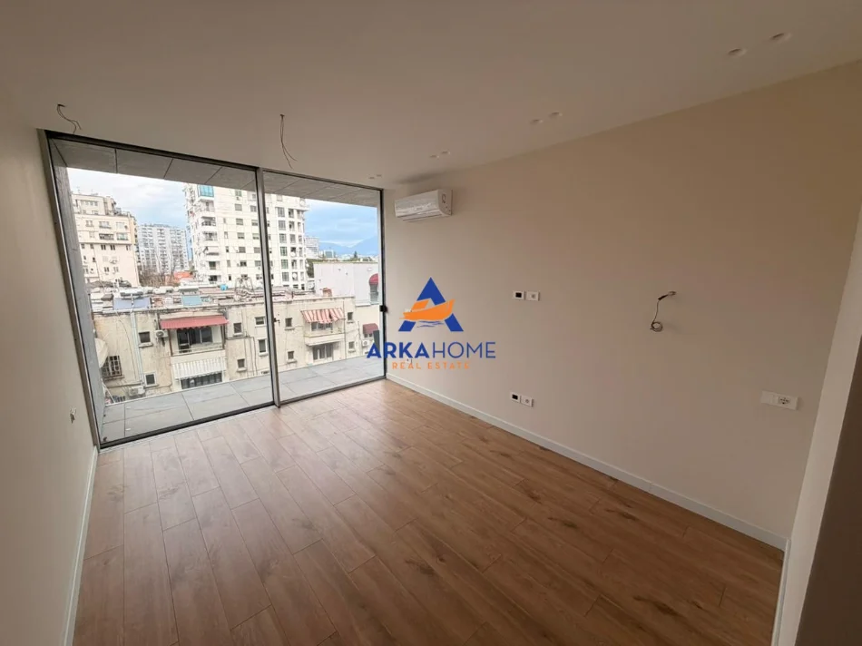 Tirane, jepet me qera apartament 3+1+Ballkon Kati 4, 211 m² 4.000 € 