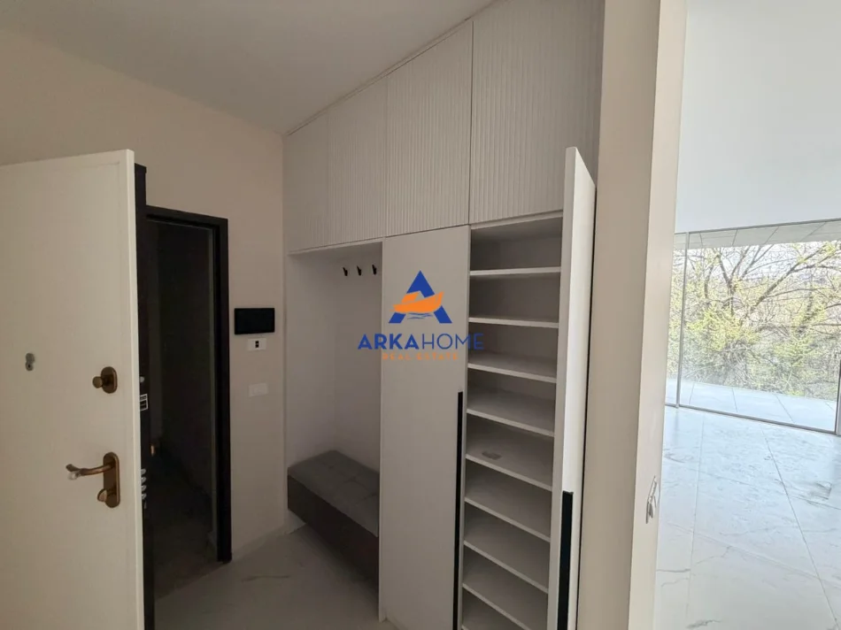 Tirane, jepet me qera apartament 3+1+Ballkon Kati 4, 211 m² 4.000 € 