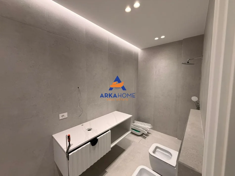 Tirane, jepet me qera apartament 3+1+Ballkon Kati 4, 211 m² 4.000 € 