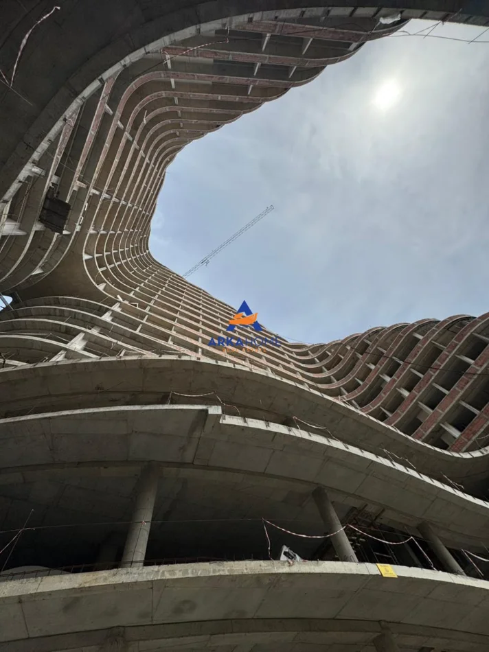 Tirane, shitet apartament 3+1+Ballkon Kati 21, 