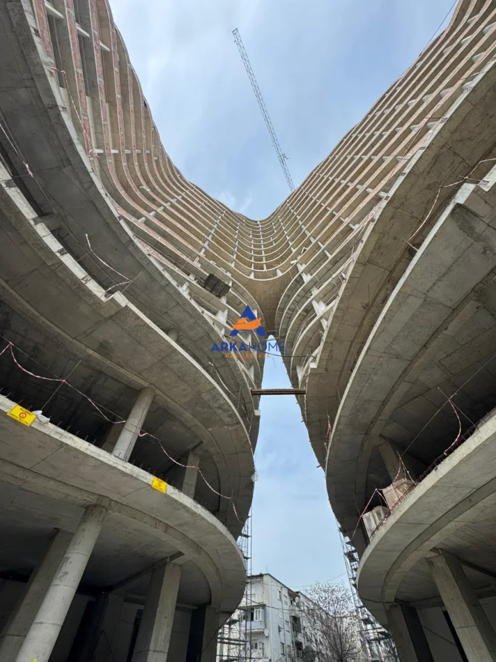 Tirane, shitet apartament 3+1+Ballkon Kati 21, 