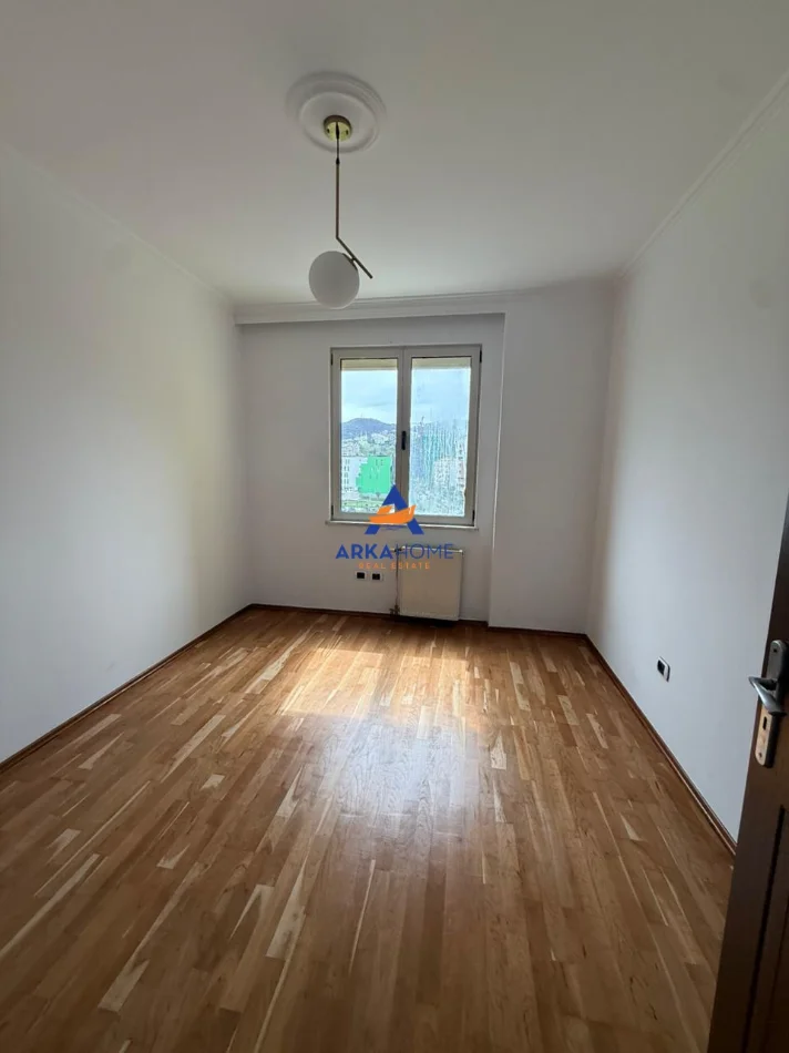 Tirane, jepet me qera ambjent biznesi Kati 6, 131 m² 1.100 € 