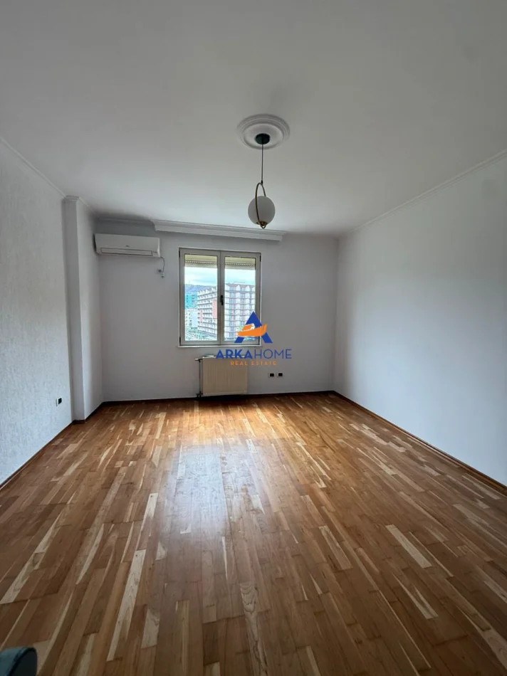 Tirane, jepet me qera ambjent biznesi Kati 6, 131 m² 1.100 € 