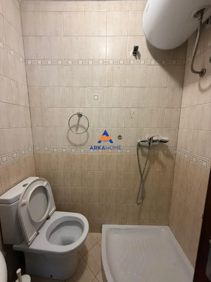 Tirane, jepet me qera ambjent biznesi Kati 6, 131 m² 1.100 € 