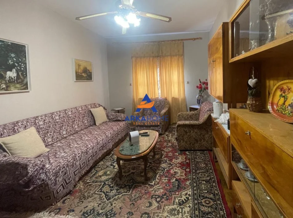 Tirane, jepet me qera apartament 2+1+Ballkon Kati 4, 80 m² 560 € 