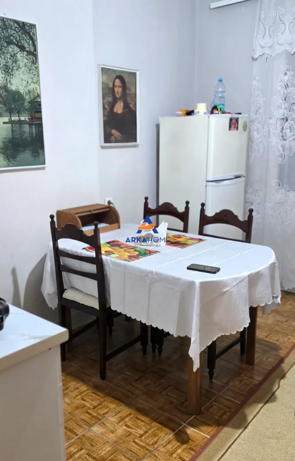 Tirane, jepet me qera apartament 2+1+Ballkon Kati 4, 80 m² 560 € 