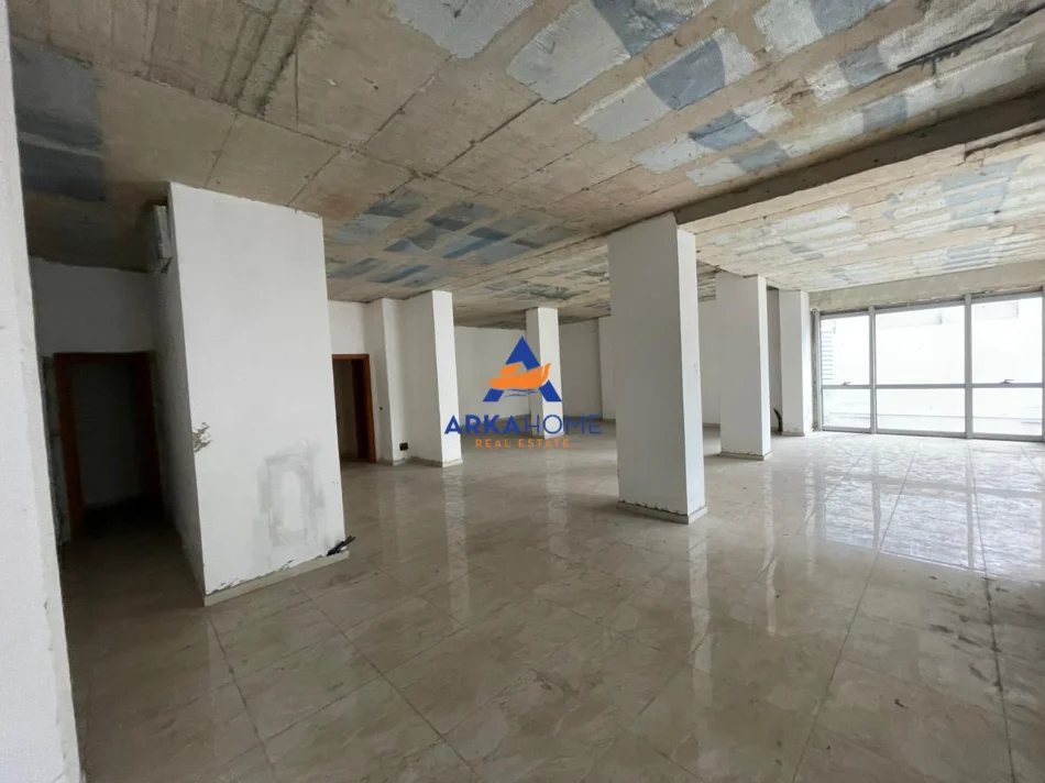 Tirane, jepet me qera ambjent biznesi Kati 0, 230 m² 5.500 € 