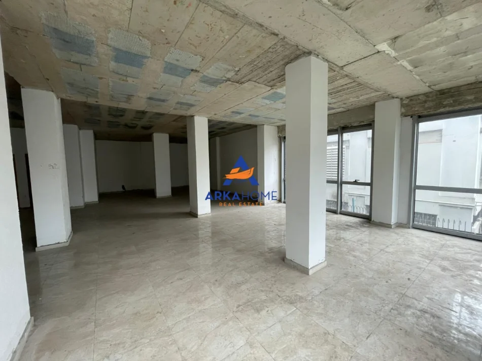 Tirane, jepet me qera ambjent biznesi Kati 0, 230 m² 5.500 € 