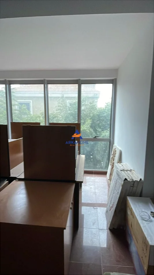 Tirane, jepet me qera ambjent biznesi Kati 0, 230 m² 5.500 € 