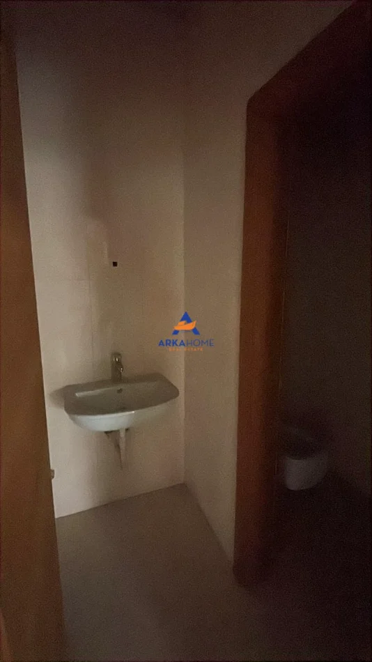 Tirane, jepet me qera ambjent biznesi Kati 0, 230 m² 5.500 € 