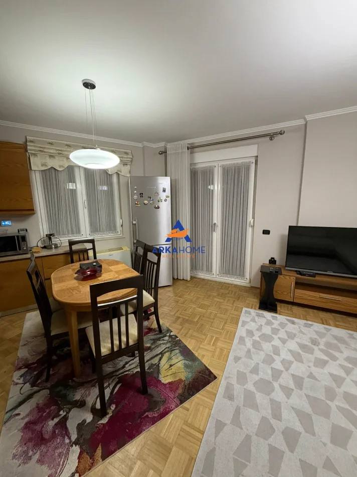 Tirane, jepet me qera apartament 2+1+Ballkon Kati 7, 100 m² 950 € 