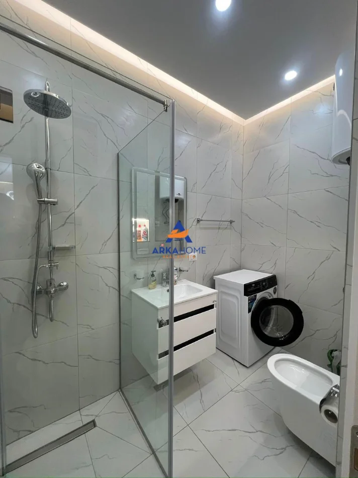 Tirane, jepet me qera apartament 1+1+Ballkon Kati 4, 70 m² 900 € 