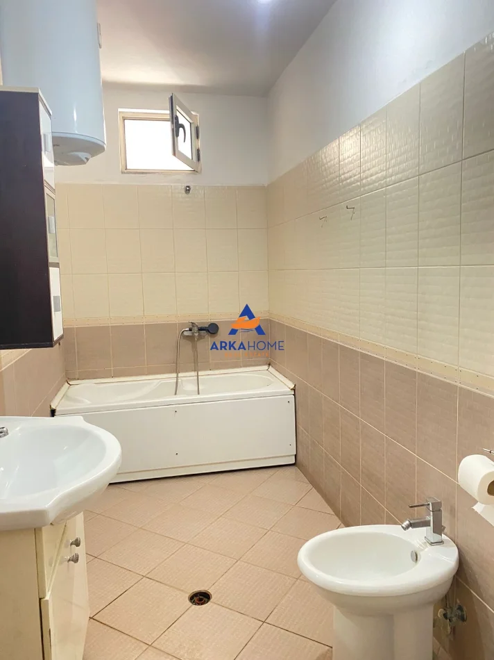 Tirane, shitet apartament 2+1+Ballkon Kati 2, 157 m² 190.000 € 