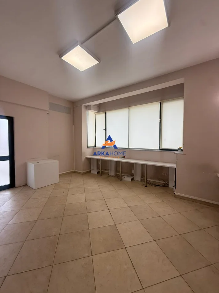 Tirane, jepet me qera zyre Kati 2, 110 m² 1.219 € 