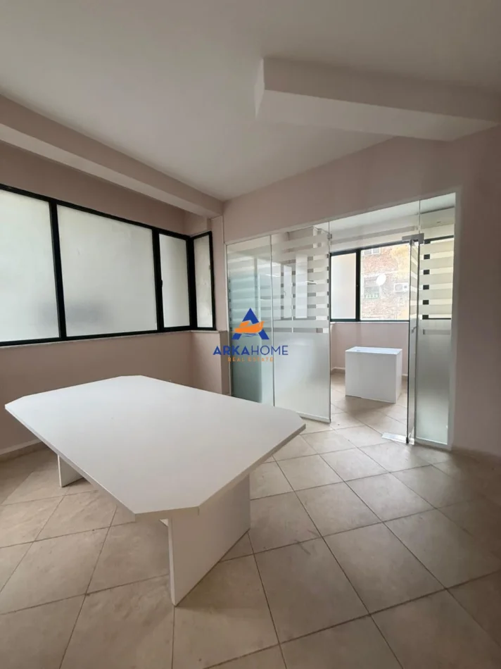 Tirane, jepet me qera zyre Kati 2, 110 m² 1.219 € 