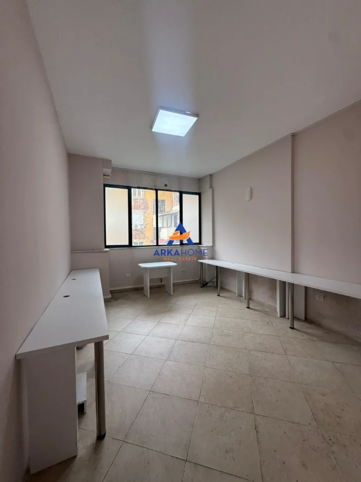 Tirane, jepet me qera zyre Kati 2, 110 m² 1.219 € 