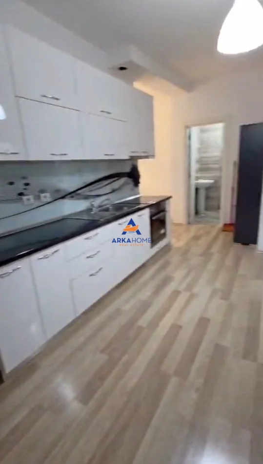 Tirane, jepet me qera apartament 2+1+Ballkon Kati 3, 96 m² 840 € 