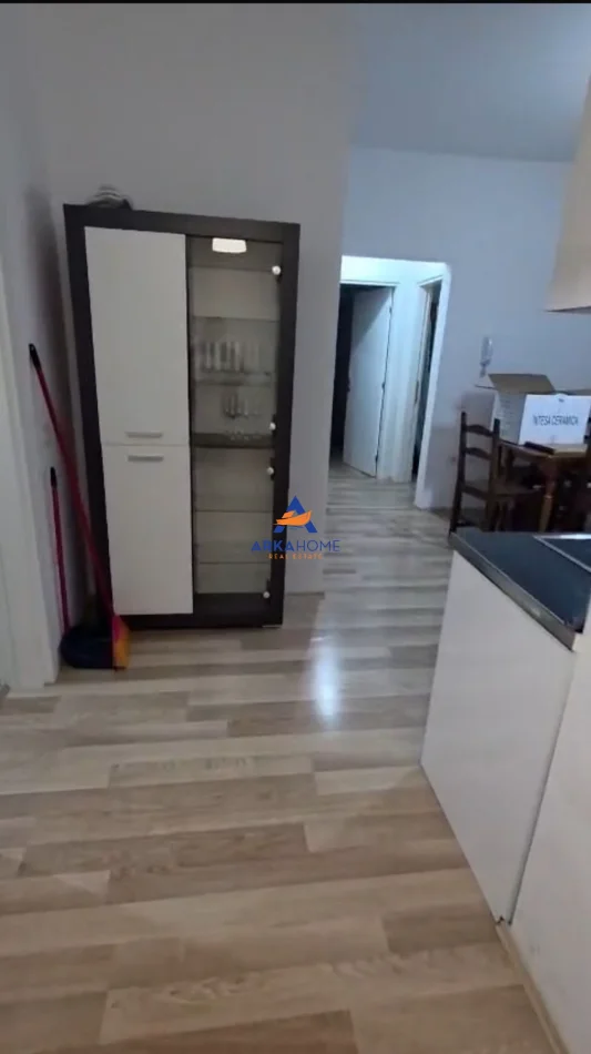 Tirane, jepet me qera apartament 2+1+Ballkon Kati 3, 96 m² 840 € 