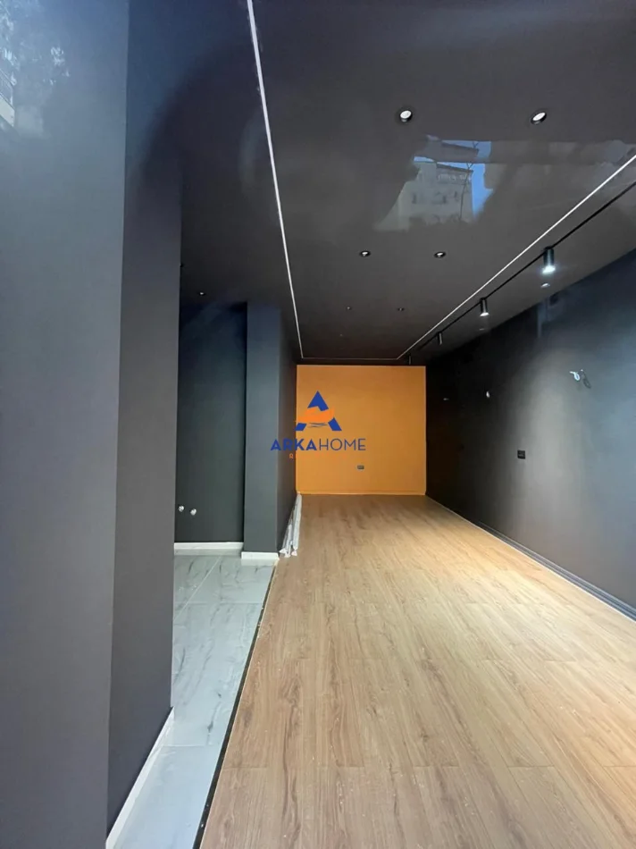 Tirane, jepet me qera ambjent biznesi Kati 0, 35 m² 524 € 