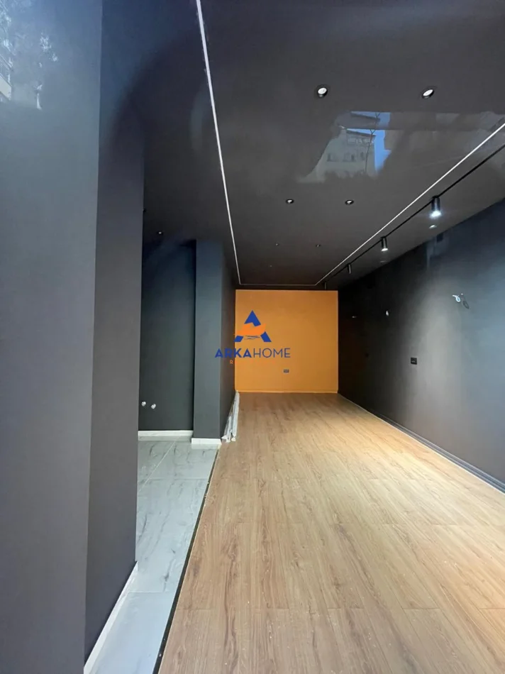 Tirane, jepet me qera ambjent biznesi Kati 0, 35 m² 524 € 