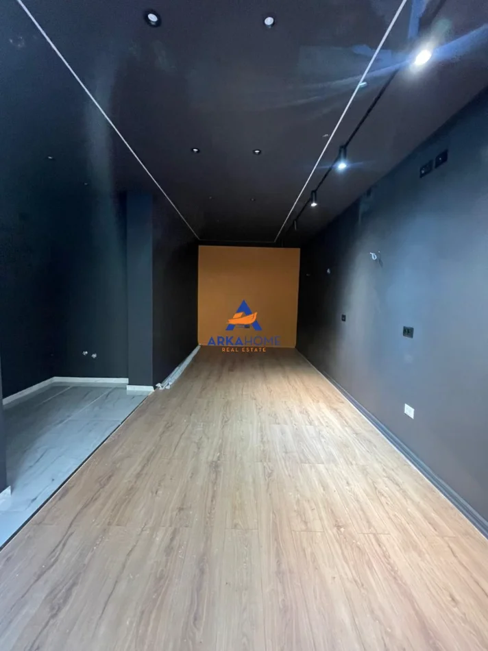 Tirane, jepet me qera ambjent biznesi Kati 0, 35 m² 524 € 