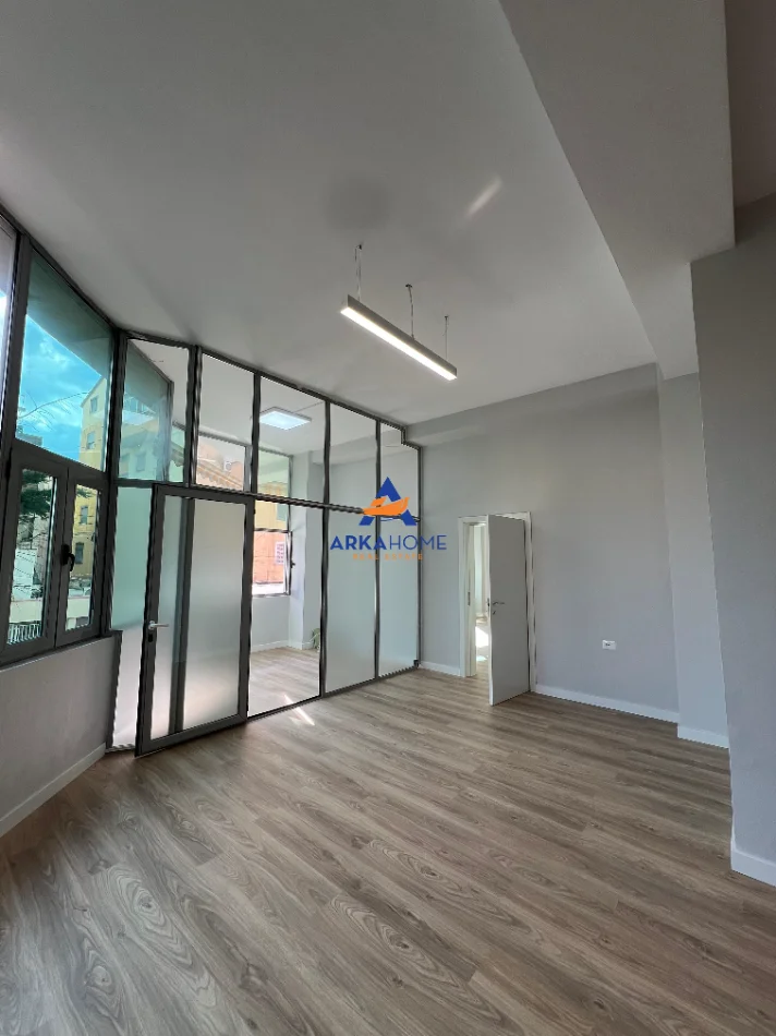 Tirane, jepet me qera ambjent biznesi Kati 0, 123 m² 1.600 € 