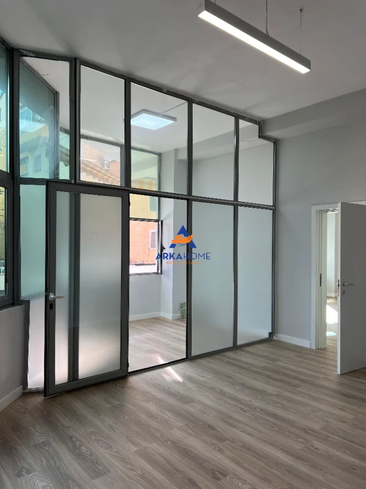 Tirane, jepet me qera ambjent biznesi Kati 0, 123 m² 1.600 € 