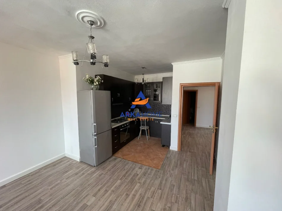 Tirane, jepet me qera ambjent biznesi Kati 11, 143 m² 1.000 € 