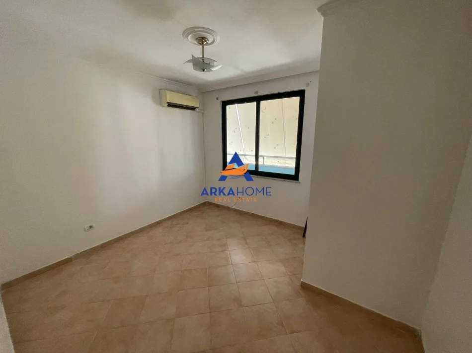 Tirane, jepet me qera ambjent biznesi Kati 11, 143 m² 1.000 € 