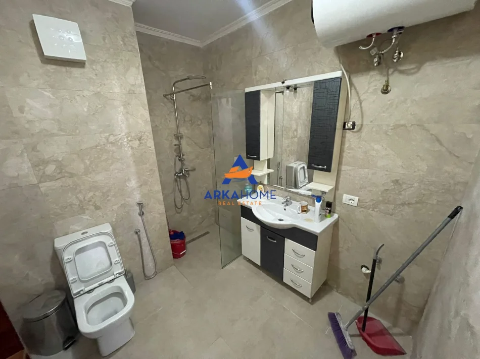 Tirane, jepet me qera ambjent biznesi Kati 11, 143 m² 1.000 € 