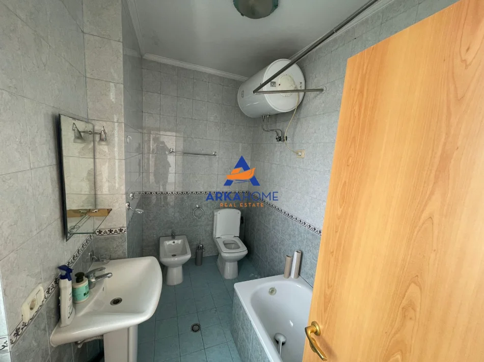 Tirane, jepet me qera ambjent biznesi Kati 11, 143 m² 1.000 € 