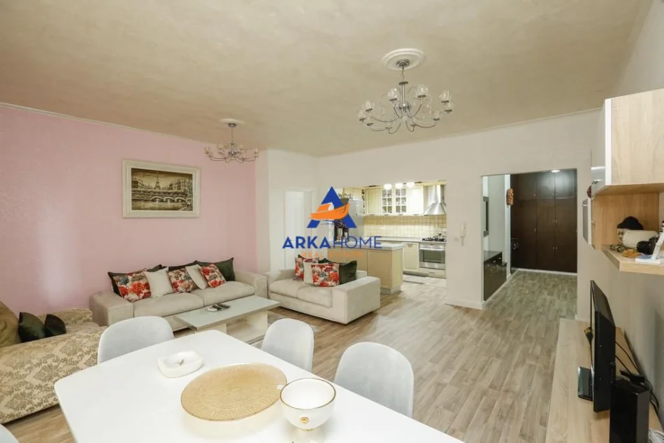 Tirane, jepet me qera apartament 3+1+Ballkon Kati 16, 157 m² 1.200 € 