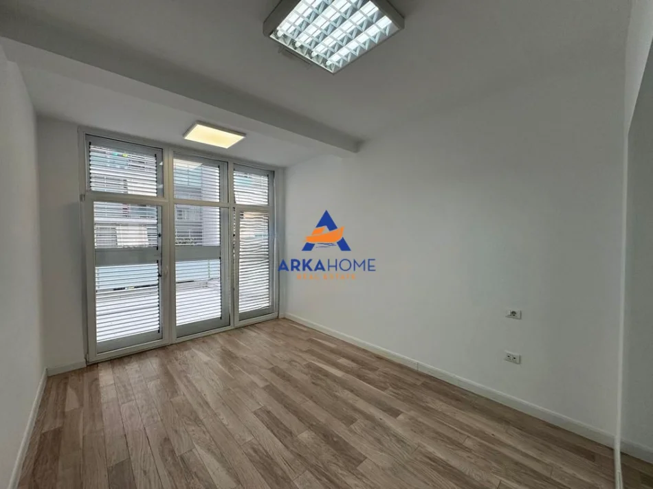 Tirane, jepet me qera ambjent biznesi Kati 2, 270 m² 4.000 € 
