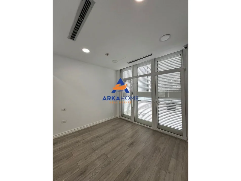 Tirane, jepet me qera ambjent biznesi Kati 2, 270 m² 4.000 € 