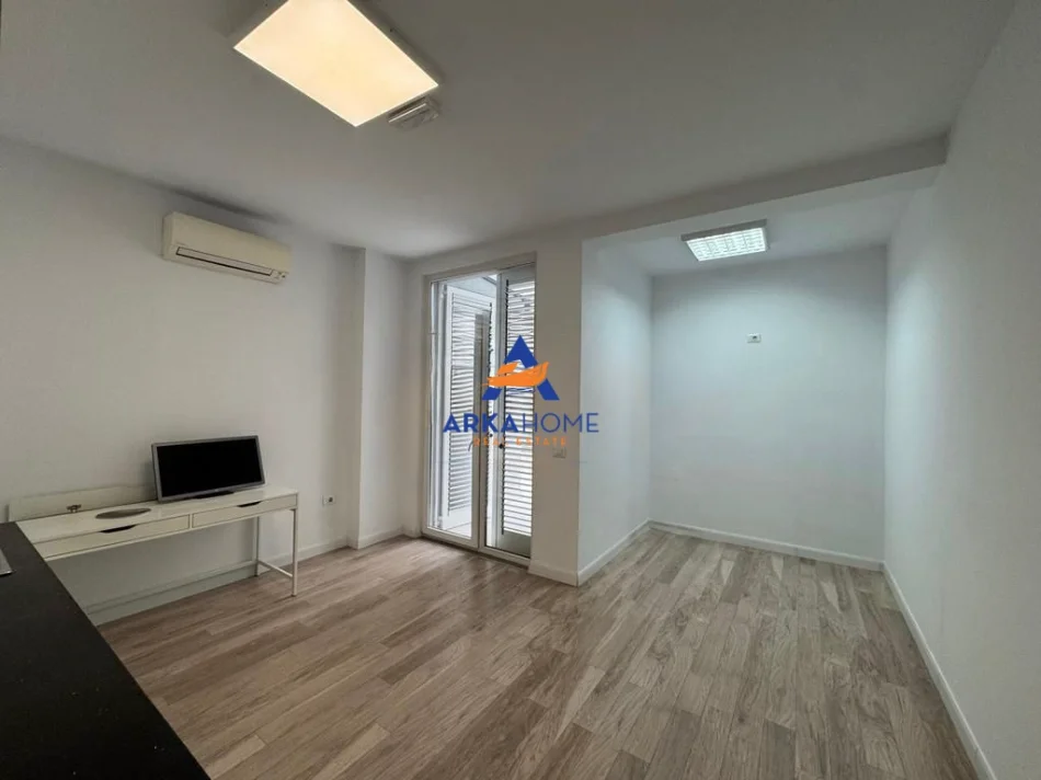Tirane, jepet me qera ambjent biznesi Kati 2, 270 m² 4.000 € 