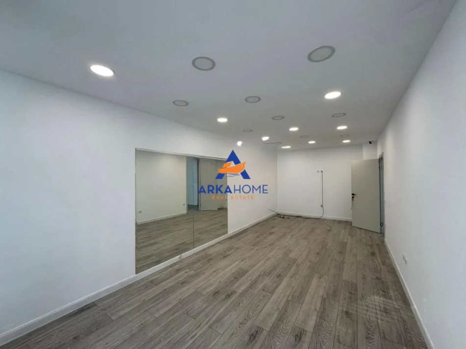 Tirane, jepet me qera ambjent biznesi Kati 2, 270 m² 4.000 € 