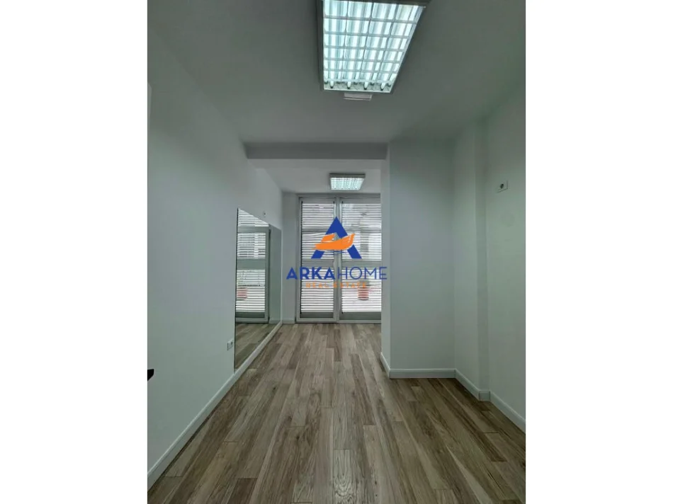 Tirane, jepet me qera ambjent biznesi Kati 2, 270 m² 4.000 € 