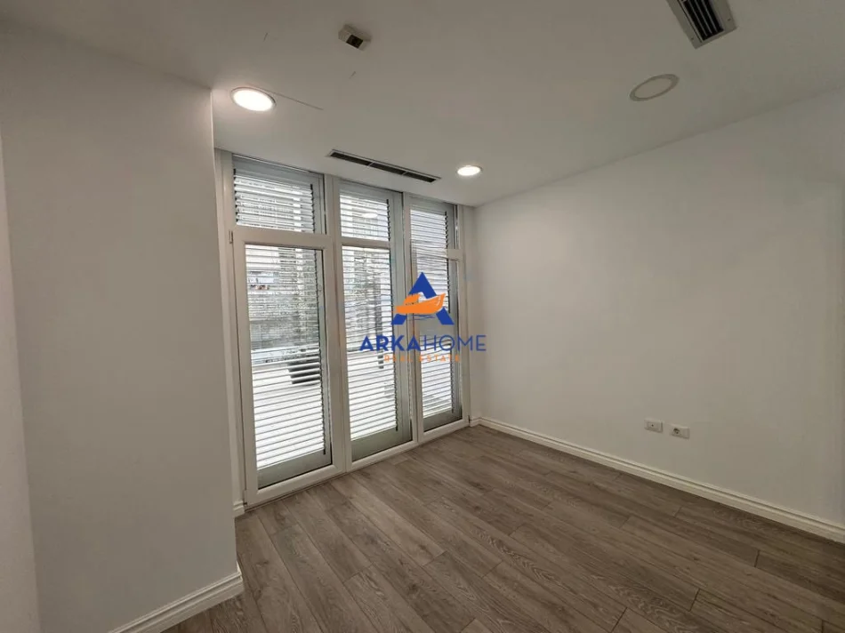 Tirane, jepet me qera ambjent biznesi Kati 2, 270 m² 4.000 € 