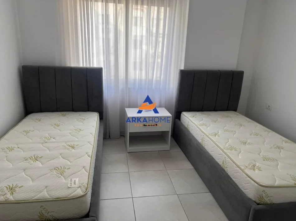 Tirane, jepet me qera apartament 2+1+Ballkon Kati 3, 90 m² 682 € 