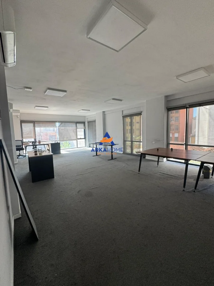 Tirane, jepet me qera ambjent biznesi Kati 0, 405 m² 5.300 € 