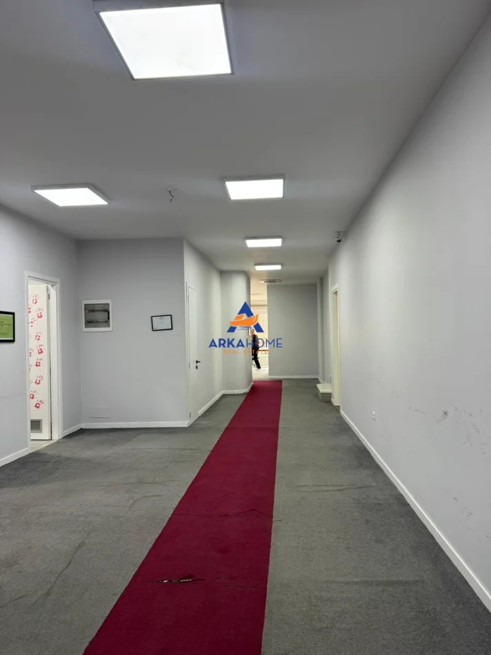 Tirane, jepet me qera ambjent biznesi Kati 0, 405 m² 5.300 € 