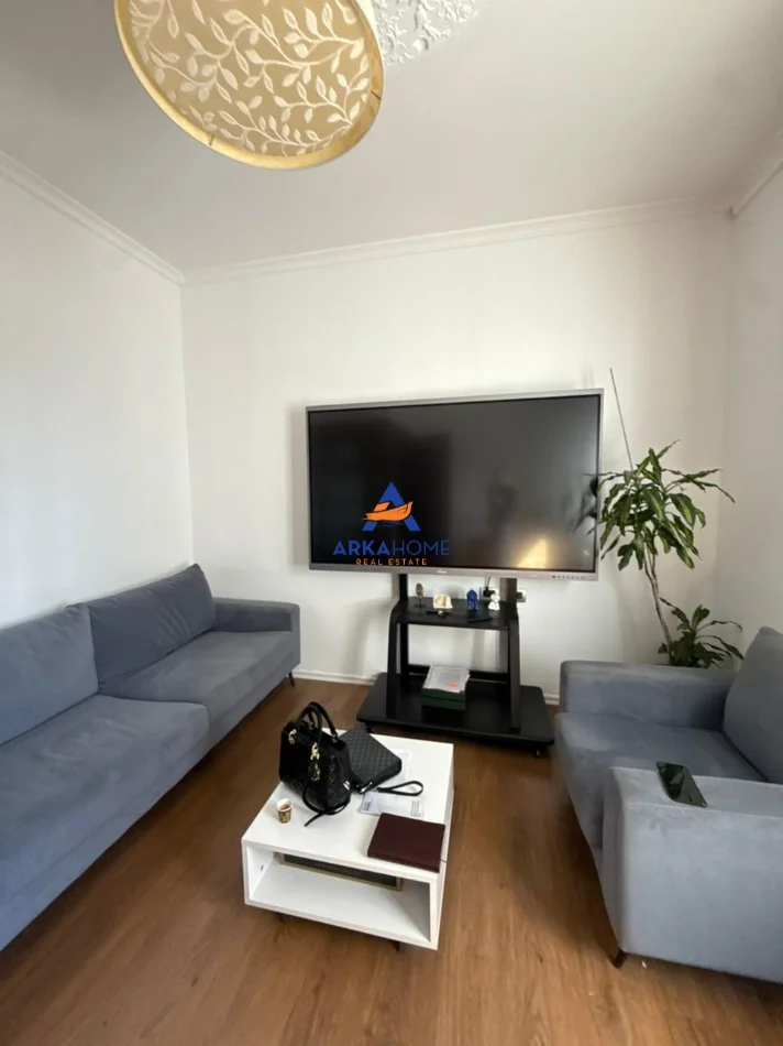 Tirane, jepet me qera zyre Kati 9, 250 m² 