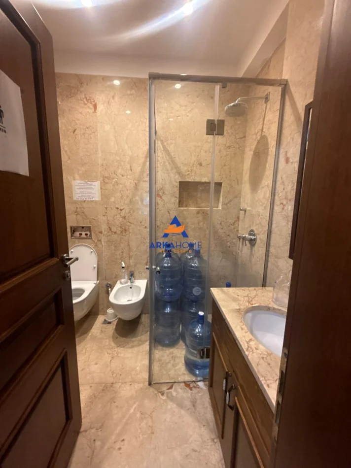 Tirane, jepet me qera zyre Kati 9, 250 m² 