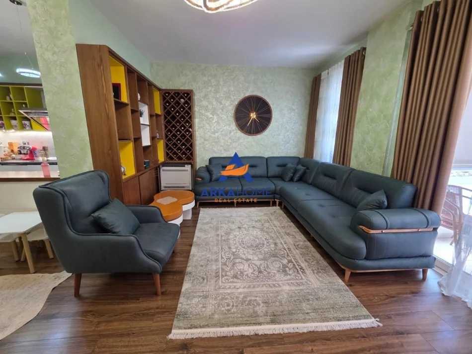 Tirane, jepet me qera apartament 2+1+Ballkon Kati 4, 97 m² 734 € 