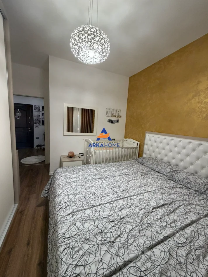 Tirane, jepet me qera apartament 2+1+Ballkon Kati 4, 97 m² 734 € 